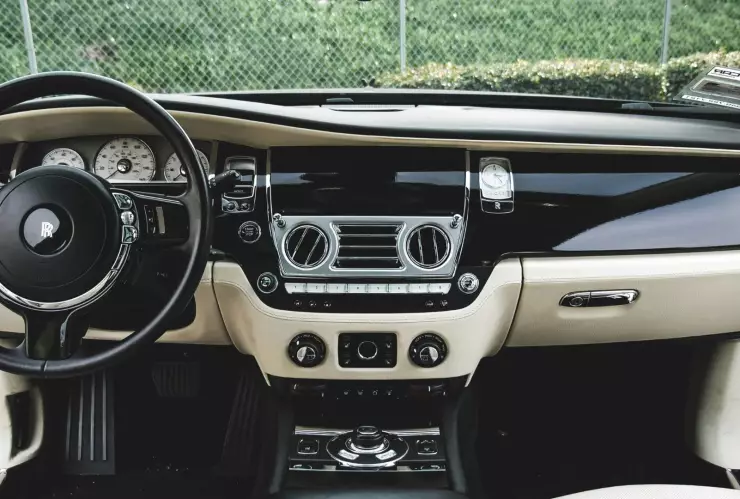 ¿Cómo limpiar el aire acondicionado del auto para que enfríe más?