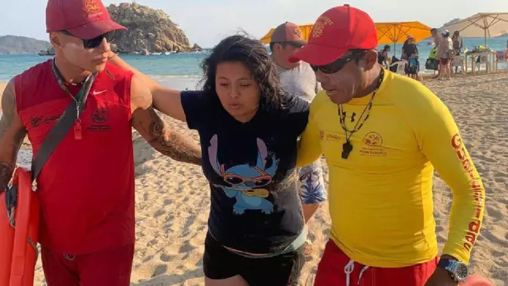 Rescate exitoso de turista arrastrada por corriente en Playa El Morro, Acapulco