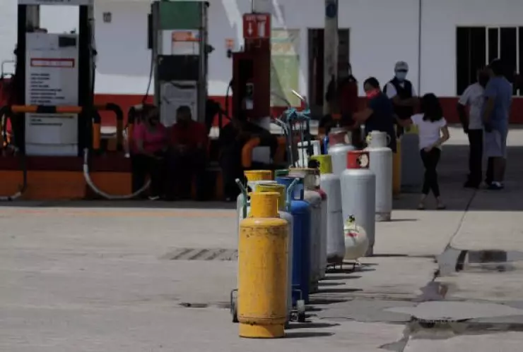 tanks-at-an-lp-gas-distribution-centre-in-mexico-city-to-be-refilled-picture