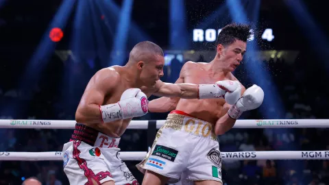 Isaac Pitbull Cruz Giovanni Cabrera box