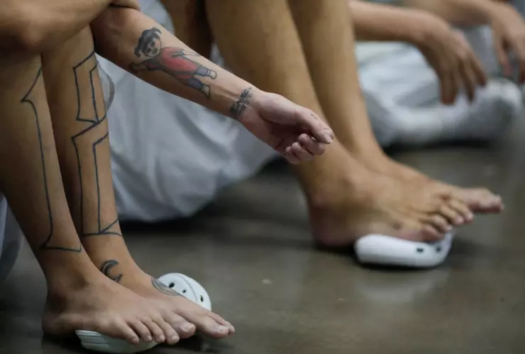 Menores vinculados a pandillas en El Salvador serán encarcelados junto a adultos