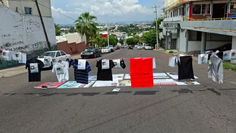 Cuelgan ropa de desaparecidos en Culiacán