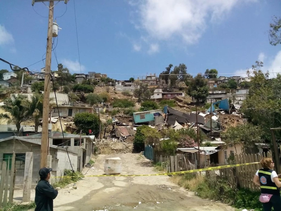 15 viviendas colapsaron en la colonia Anexa Miramar, en Baja California, el domingo 17 de mayo, luego de que se reportaran grietas y deslizamientos en la zona.