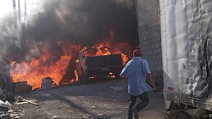 Se incendia bodega de cartón y madera en los límites de Xochitepec-Temixco.