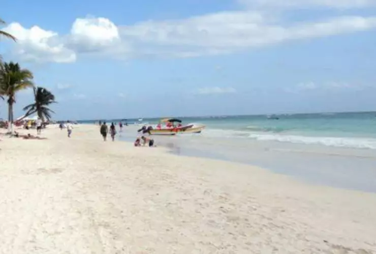 Rescatan a dos personas del mar en Playa del Carmen; tuvieron problemas para acercarse a la orilla