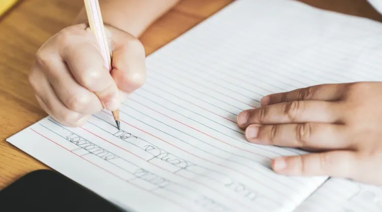 Un niño realiza una tarea.