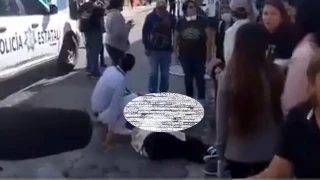 ATROPELLA a pareja de extranjeros en la 4 Sur, en el Centro de Puebla, hoy