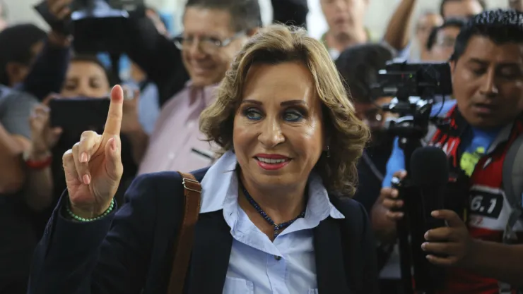 Sandra Torres, candidata presidencial por el partido Unidad Nacional de la Esperanza, posa para los fotógrafos tras depositar su voto durante los comicios en Ciudad de Guatemala. Imagen, AP.