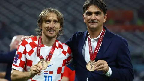 Modric y Dalic posan con sus medallas