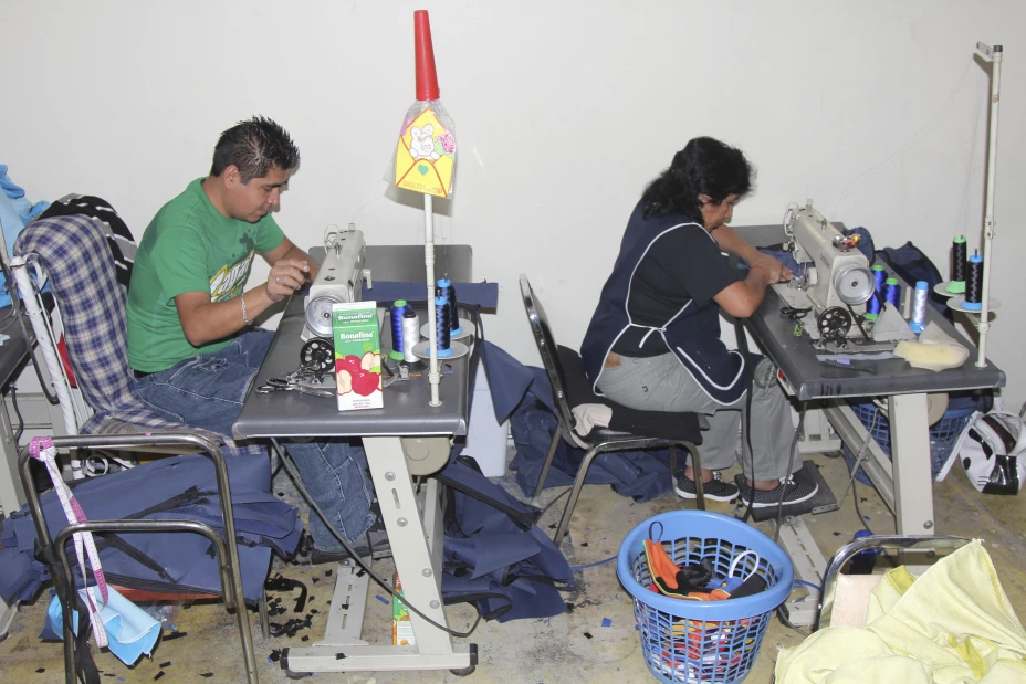 MÉXICO, D.F., 02AGOSTO2012.- Mujeres que se encontraban desempleadas en la delegación Iztapalapa, inauguraron la primera tienda cooperativa de costura como parte del programa “Que Buena Puntada” que fue subsidiada por la Secretaria del Trabajo del Distrito Federal.
FOTO: SAÚL LÓPEZ /CUARTOSCURO.COM