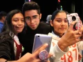 Isbo conviviendo con los jóvenes