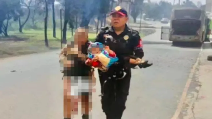 VIDEO ¡IMÁGENES SENSIBLES! Momento en el que rescatan a adulta mayor y a una bebé tras la explosión en Iztapalapa