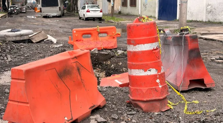 Socavón provoca afectaciones en calles de Iztapalapa; vecinos exigen resolución de problema