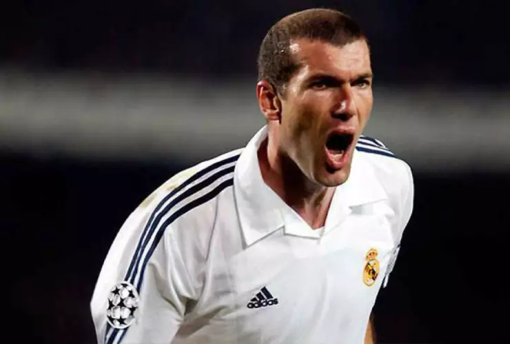 Zidane con la playera blanca del Real Madrid