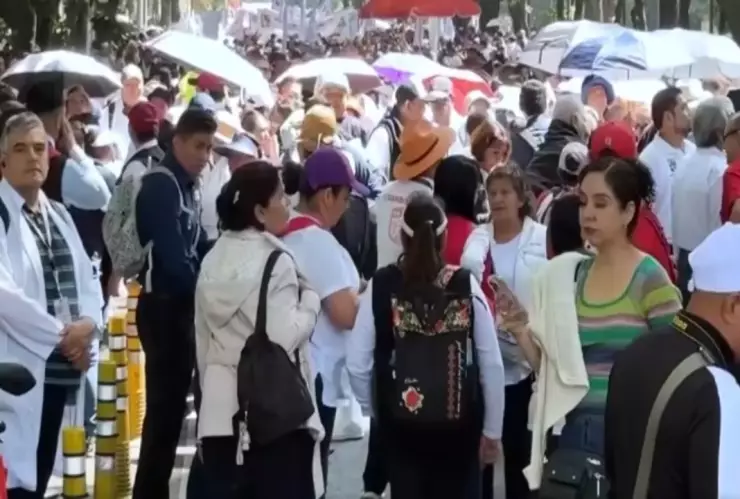 Queremos Medicina: Cuándo y dónde será la gran marcha nacional contra el desabasto en México. En la imagen se observa a trabajadores del Sector Salud en México protestando ante la falda de condiciones adecuadas para poder trabajar.
