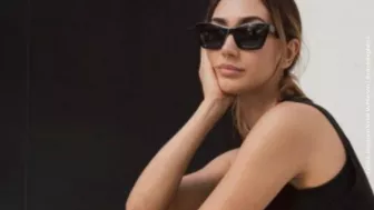 Nicole McPherson con lentes obscuros..jpg