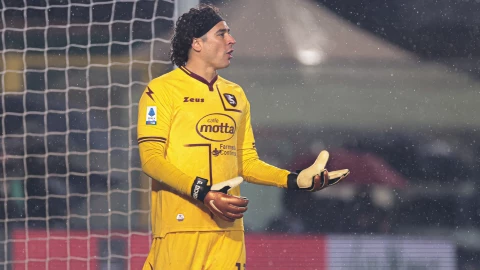 Guillermo Ochoa en un juego con el Salernitana