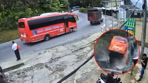 El autobús cayó más de 50 metros tras colisionar con un camión