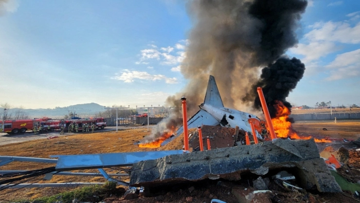 En el Aeropuerto Internacional de Muan, un avión se estrelló.