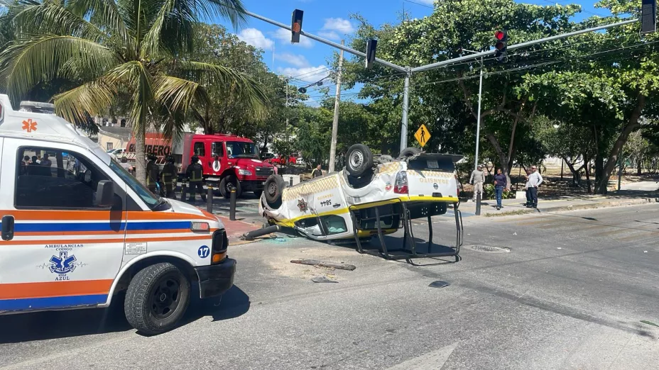 Choque en avenida Chac Mool y Nichupté hay una patrulla involucrada.jpg