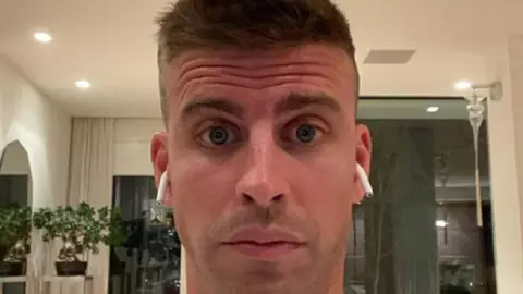 pique se limpia beso de clara chia video