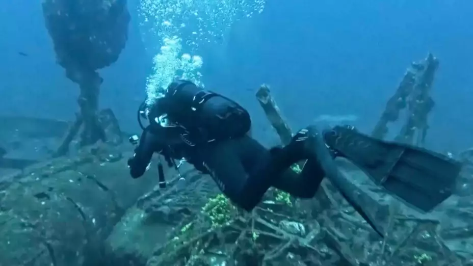 El buzo Toni Kuran cerca de un barco del siglo XVIII. descubierto en Croacia.