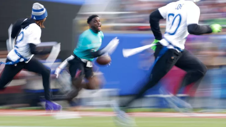 Tyreek Hill reta al ganador del oro en Paris 2024, Noah Lyles