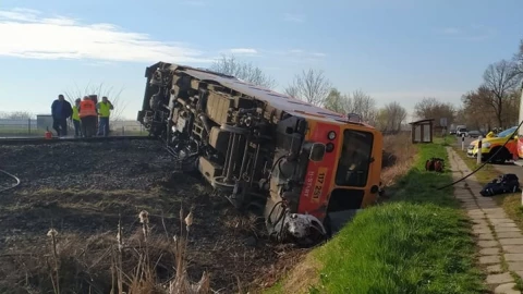 choque hungria camioneta tren