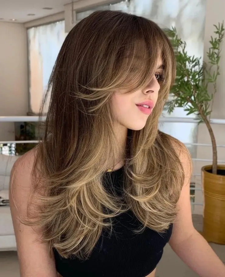 Corte mariposa texturizado para cabello fino