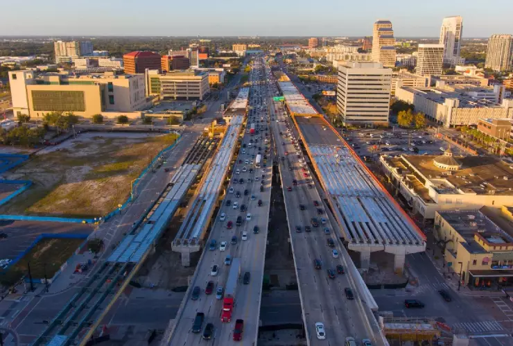 la carretera de la ciudad de Florida en un día de mucho tráfico