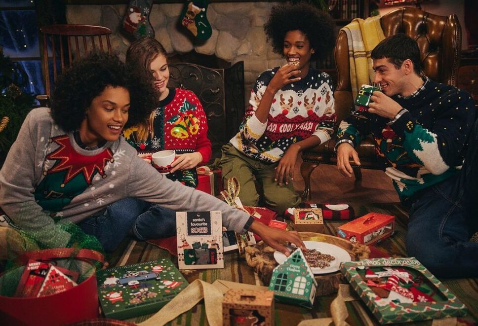 grupo de amigos con ugly sweaters
