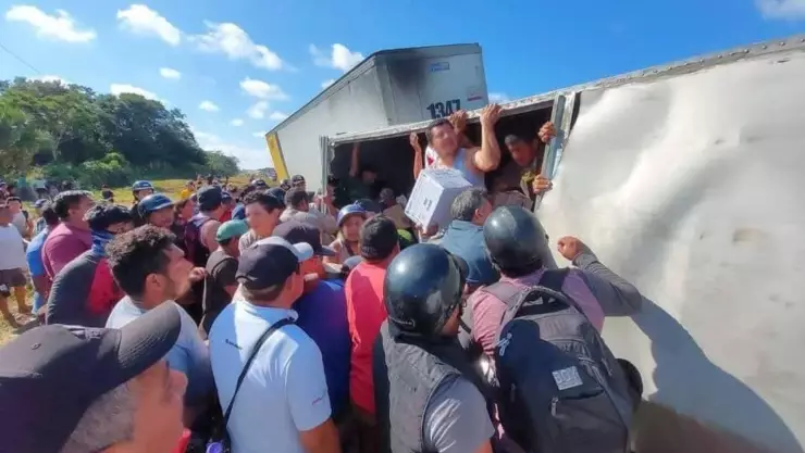 Reportan volcadura de tráiler en carretera Campeche-Mérida; hay rapiña.jpg