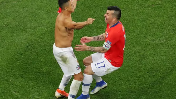 Alexis Sánchez y Gary Medel de la selección chilena