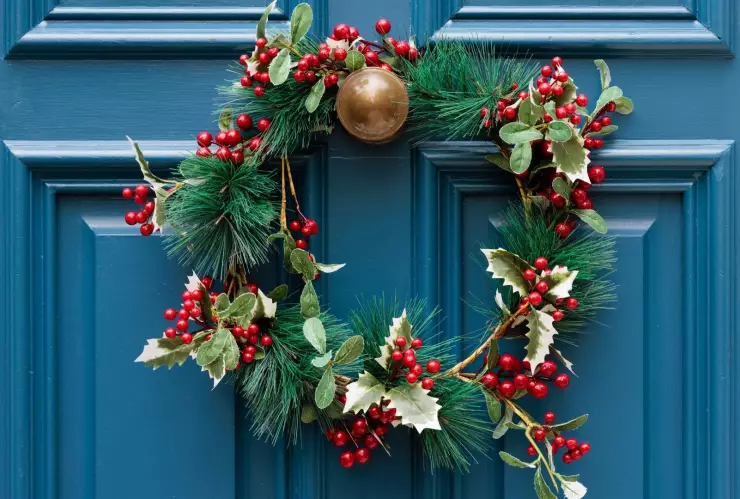 Navidad 2025: puertas decoradas con colores vivos, luces cálidas y detalles naturales llenos de encanto.