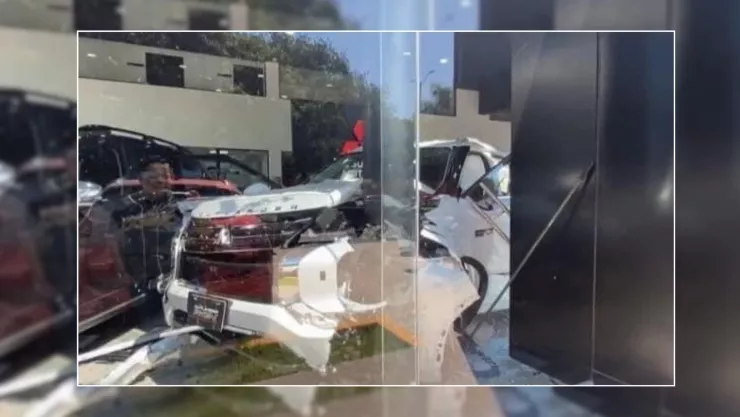 Mujer choca camioneta en agencia de Tepic