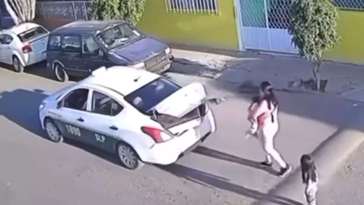 Taxista roba Navidad en San Luis Potosí: El conductor arrancó su vehículo y dejó a una madre, un bebé y su pequeña niña sin regalos.