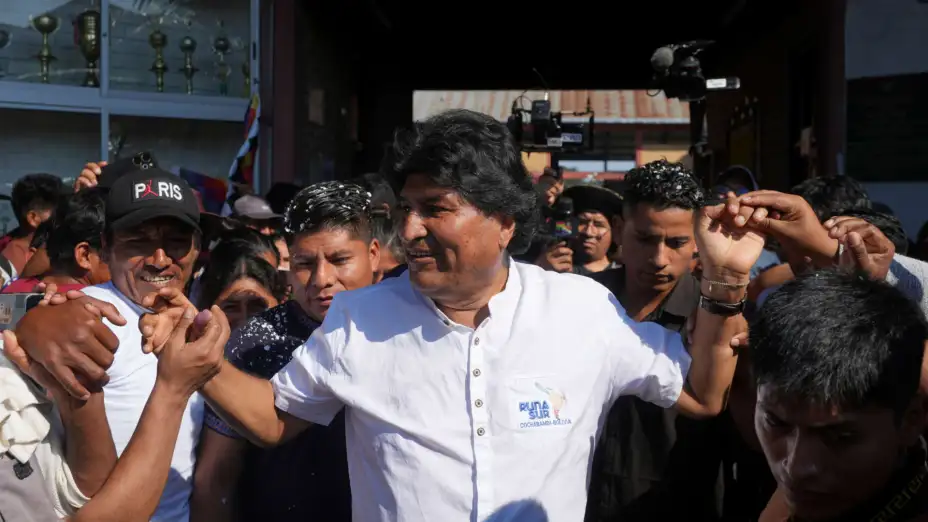 El populista Evo Morales saluda a seguidores.