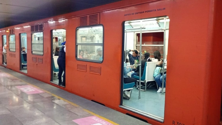 Tren del Metro CDMX en andén de estación.