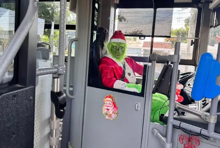 VIRAL_ Choferes del Va y Ven SORPRENDEN a usuarios con regalos este 24 de diciembre (