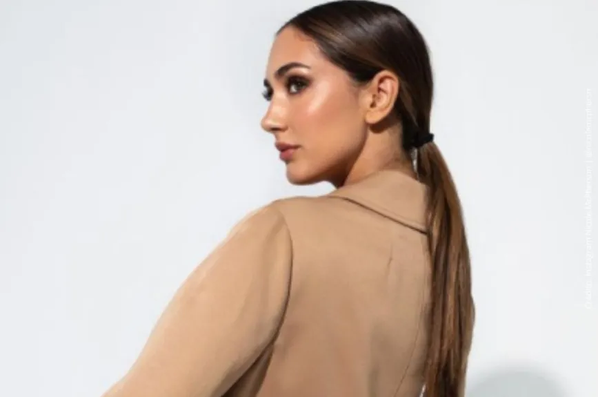 Nicole McPherson de perfil, guapísima..jpg