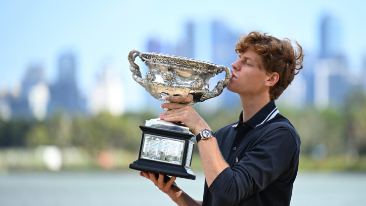 Sinner con el trofeo del Abierto de Australia