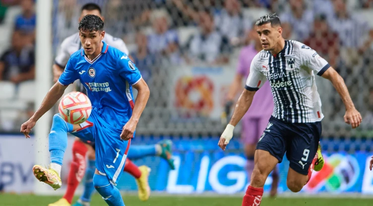 Uriel Antuna con el balón en el Rayados vs Cruz Azul