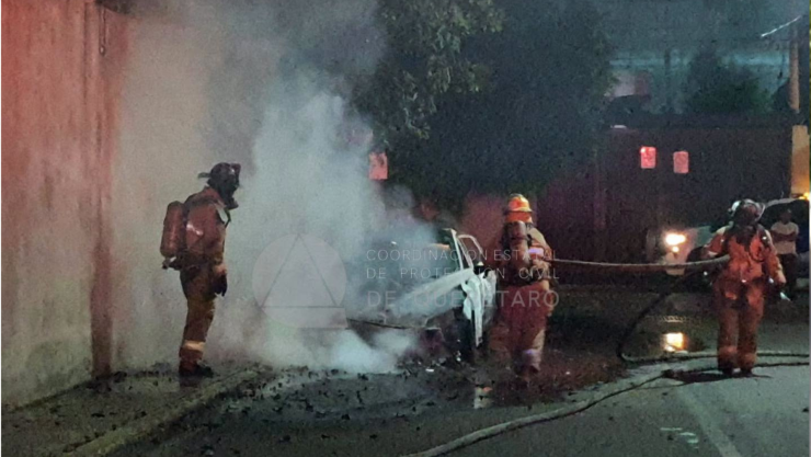 Incendio consume vehículo en la colonia Palmas en Querétaro hoy 21 de julio