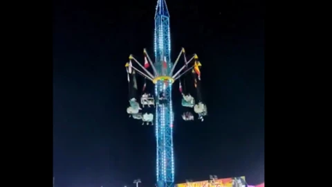 Juego mecánico Sillas Giratorias sufre FALLA y deja 9 heridos