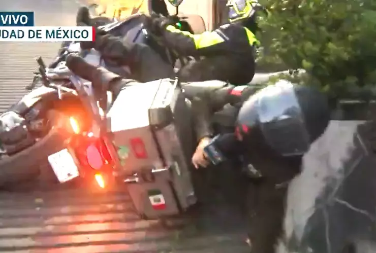 reportera-cae-en-vivo-circulaba-la-calle-más-peligrosa-de-cdmx-video