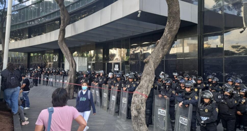 Enfrentamiento en la FGR con normalistas deja tres policías heridos