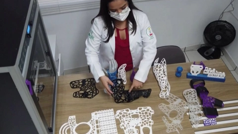 En Brasil jóvenes crearon un molde ecológico que sustituye al yeso.