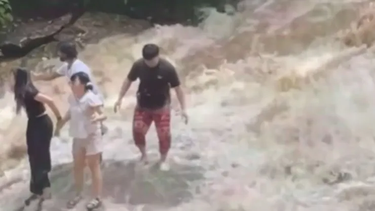 Turistas son arrastrados por inundación repentina en cascada de Tailandia