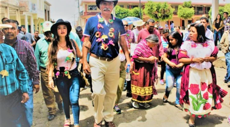 miereles-esposa-estefania-valdes-candidata (1).jpg