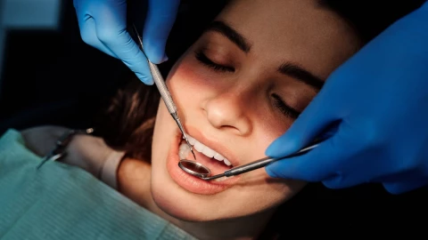 Día del Odontólogo qué provoca caída de los dientes adultos